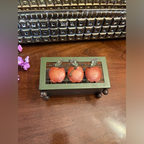 Metal Apple & Vine Wire Design Napkin or Letter Holder with 4 round feet - Picture 4 of 8